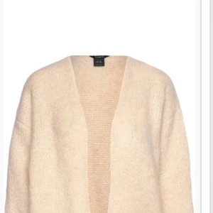 Stickad kofta  - Populär kofta från Lindex som inte säljs längre, mot oklart vad färgen är men typ ljus rosa? Storleken är M/L men den passar både mindre och större beroende på hur du vill att den ska sitta.  Den är sparsamt använd, lite noppig men enkelt att fixa.