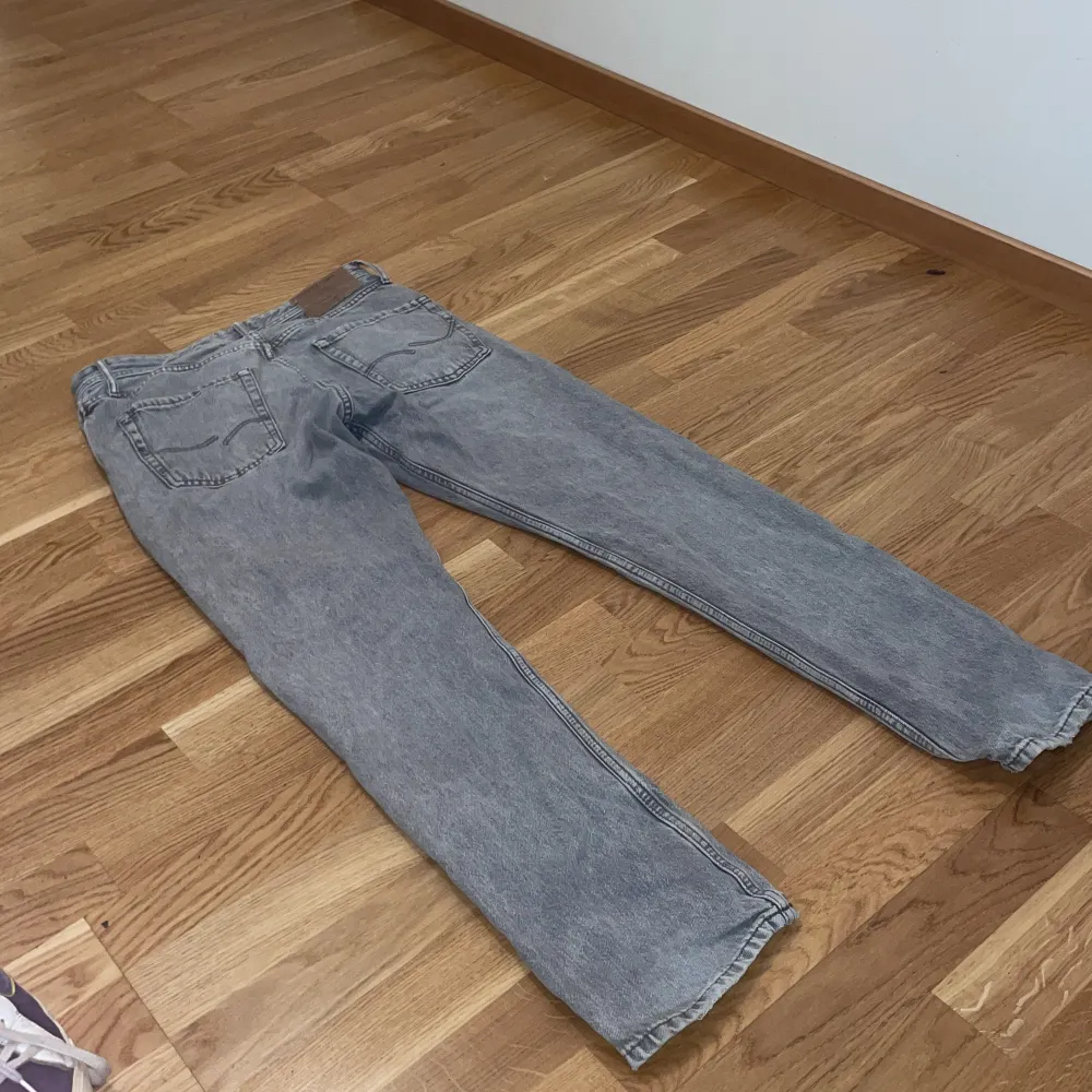 Säljer dessa gråa Jack n Jones jeans med slitningar då dom var för små på mig, Dom kommer i ganska bra skick! Passar 170-175!. Jeans & Byxor.