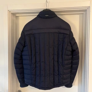 Hugo boss jacka - Storlek: L Skick: 8/10 Färg: Marinblå Nypris var över 5k