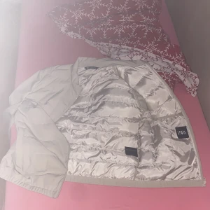 Beige cardigan jacka från Zara - Säljer en snygg beige pufferjacka från Zara i storlek Xl . Den är xl men passar perfekt för L också. Den har en dragkedja framtill och är i mycket bra skick. Passar perfekt för höst och vinter! Säljer jackan då jag köpte en annan och behöver lite pengar till körkortet men helt ny o helt oanvänd!