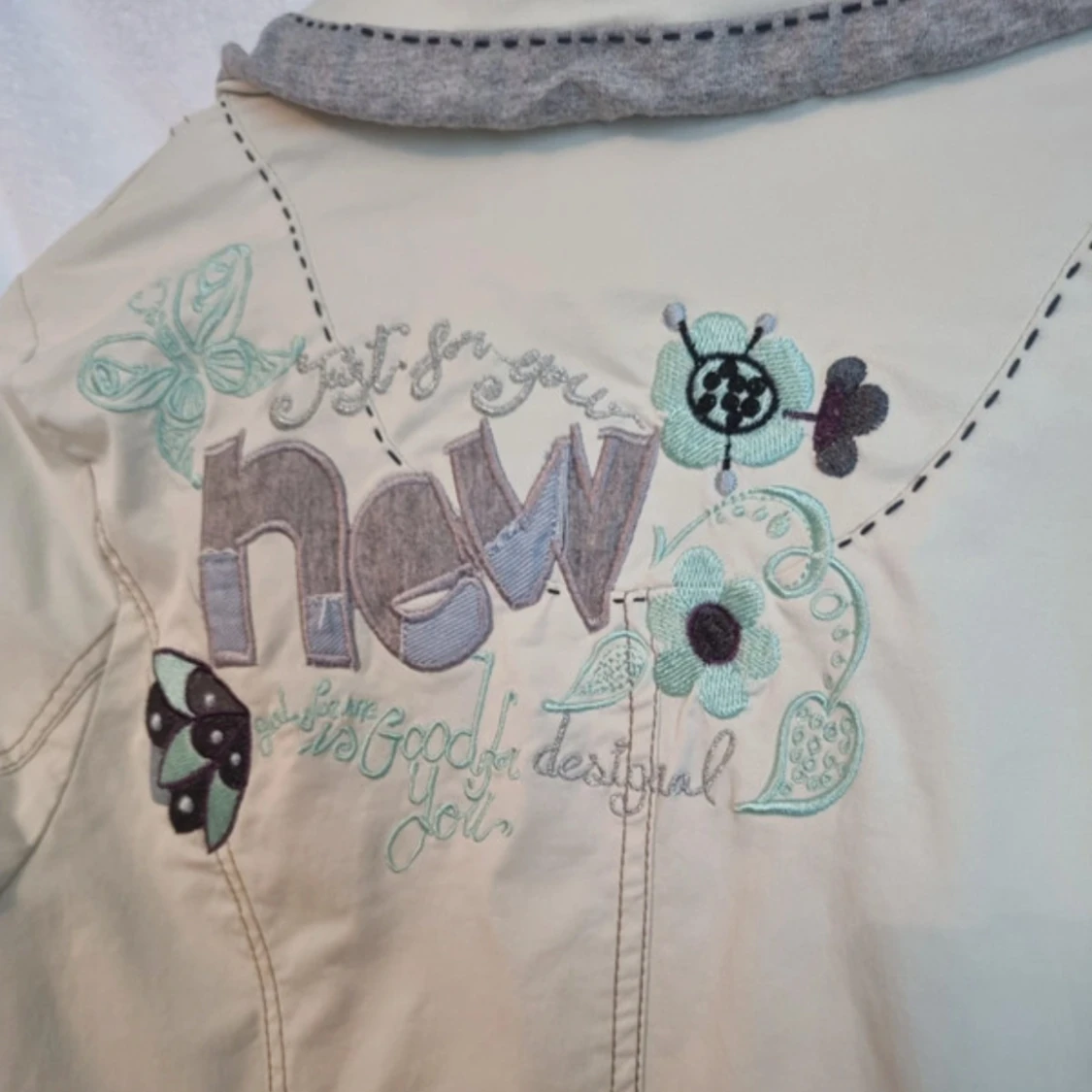 Desigusl beige/krämvit jacka - 92