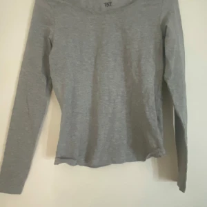 Grå långärmad tröja  - Grå långärmad tröja ifrån Lager 157❤️ Säljer pga att den inte kommer till andvändning💞💞