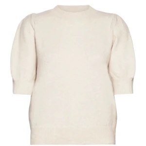 Vit stickad tröja från Vero Moda  - Säljer en superfin vit stickad tröja med puffärmar. Den är perfekt för både vardag och fest. Tröjan är i bra skick men lite nopprig, passar perfekt till höst och vår. Den är bekväm och stilren, ett måste i garderoben!🤍