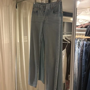 Levi's 501 ljusblå jeans - Säljer ett par klassiska Levi's 501 jeans i ljusblå denim. Stolek w24 l32. Använda fåtal gånger 