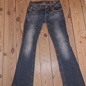Miss Me jeans - Miss me jeans i bootcut modell, storlek 28👌De är i jättebra skick o är knappt använda, endast en liten reva vid ena bakfickan men lagad av förra ägaren, så den är knappt märkbar😇 kontakta för mer infooo🤗 pris kan även diskuteras