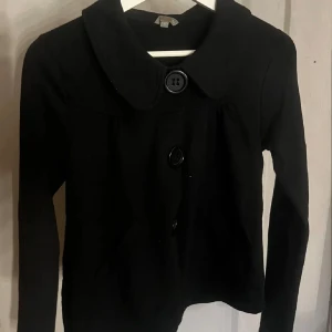 Svart blus - En jätte gullig svart blus med stora knappar. Fin till både vardags och finare tillfällen! Vid snabb affär kan priset pratas om😊💕