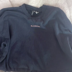Blackpink Törja  - Blackpink tjöra från H&M säljer då den inte kommer till användning längre, storleken är M och den är bra skick. 