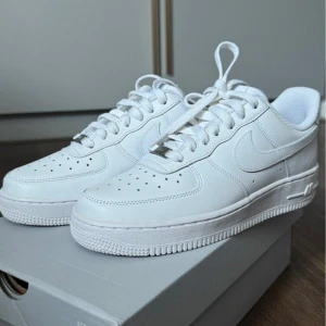 Nya Air force 1 - Säljer mina vita air force 1 då jag köpte fel storlek och inte kan tillbaka pengarna längre 