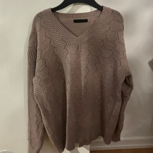 stickad v-ringad tröja - Endast använd ett fåtal gånger 