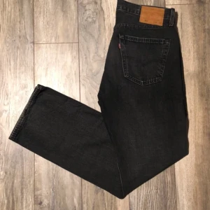 Levis jeans  - Levis jeans - Pris: 399kr - Storlek: W33/L32 - Bra skick utan defekter 8/10 - Hör av er för mer information.