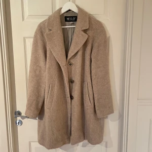 Beige kappa från MILO - Säljer denna så fina beigea kappa från MILO i storlek 36. Mycket fint skick!💘💘