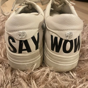 Vita sneakers - Säljer dessa vita sneakers som är från tom tailor denim💞 de är lite slitna, de har nitar på skons yttra sida. Storlek 38