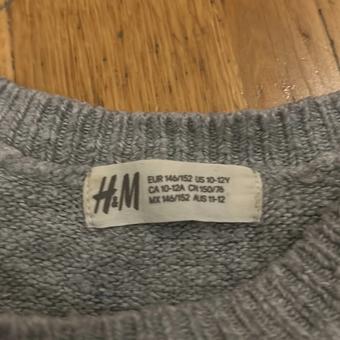Grå tröja med pärlor från H&M - 90