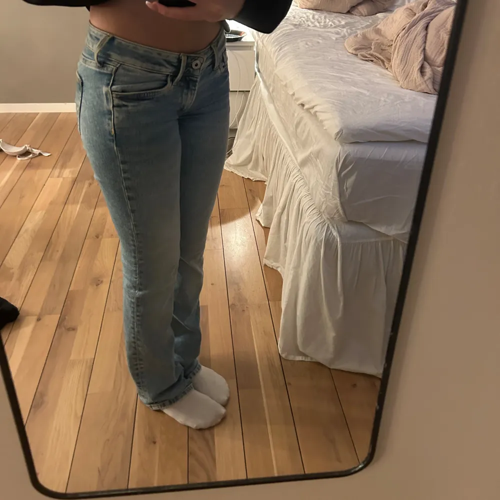 Säljer dessa assnygga pepe jeans i modellen piccadilly då dom inte kommer till användning längre🥰storleken är 24x32 (Jag har sytt dom lågmidjade). Jeans & Byxor.