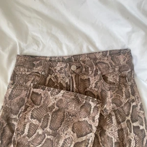 Orm jeans  - Säljer dessa utsvängda populära hm jeansen 💞