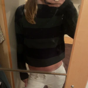 Stickad tröja / köparen står för frakt - Stickad tröja som är marinblå och grön! Den är väldigt höstig och skön i materialet. Köpte på Plick för ett tag sedan men den är i bra skick. Lappen är borta så jag vet tyvärr inte vilket märke eller storlek! Jag har vanligtvis Xxs-S och den passar! 