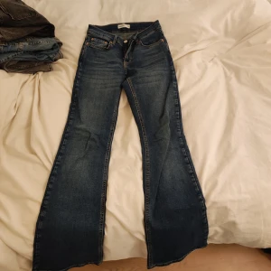 Low waist bootcut jeans - Jeans från gina. Ny pris ca 500. Säljer för att dom inte kommer till användning. 