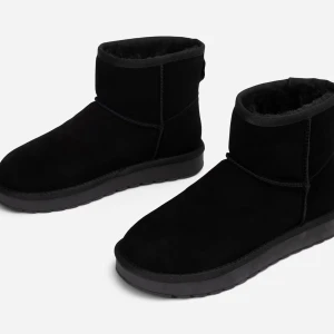 Svarta boots i mocka - Snygga och bekväma svarta boots i mjuk mocka. Perfekta för kalla dagar med sin varma insida. Köpt från Skopunkten och är helt nya inte ens använda.