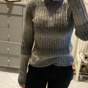 Stickad tröja med krage - Säljer denna supersköna stickade tröja med krage från Hollister. Den passar verkligen perfekt till hösten och vintern då den är supergosig. Säljes pga jag ej får någon användning av den. Enbart använt ett fåtal gånger och skickat är jättebra!
