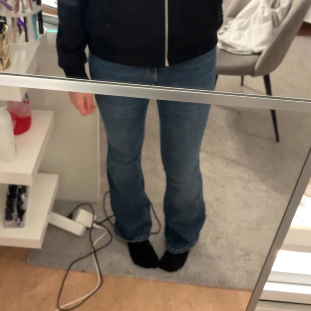 Hej säljer dessa jeans ifrån gina tricot de är använda några gånger inga märken eller hål finns på de och dom är som nya. Jeans & Byxor.