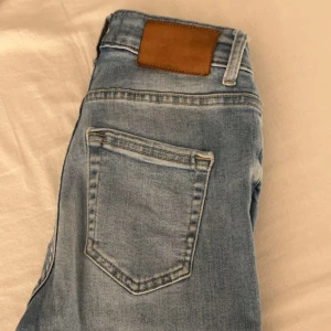 Ljusblå jeans  - Säljer ett par ljusblå jeans i bra skick från only, andvända några gånger💕