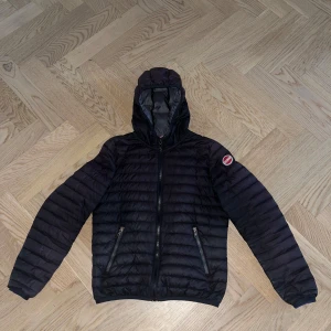 Svart Colmarjacka - Svart Colmarjacka i storlek 142 ca 10 år. Är i fint använt skick. Säljer för att jag vuxit ur den. 