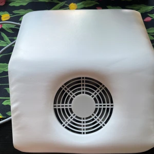 Dammuppsamlare - Fixar du med egna naglar och behöver något som fångar upp dammet bra? Då är denna dammuppsamlare effektiv för hemmabruk ☺️