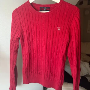 GANT tröja - Säljer en snygg röd kabelstickad tröja från GANT i storlek S. 