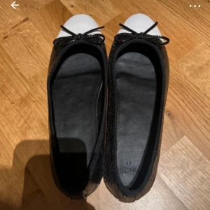 Ballerina skor - Säljer ett par ballerina skor. De har en rosett på tån och är perfekta för både vardag och fest. Skorna är i perfekt skick och är använda 1 gång!