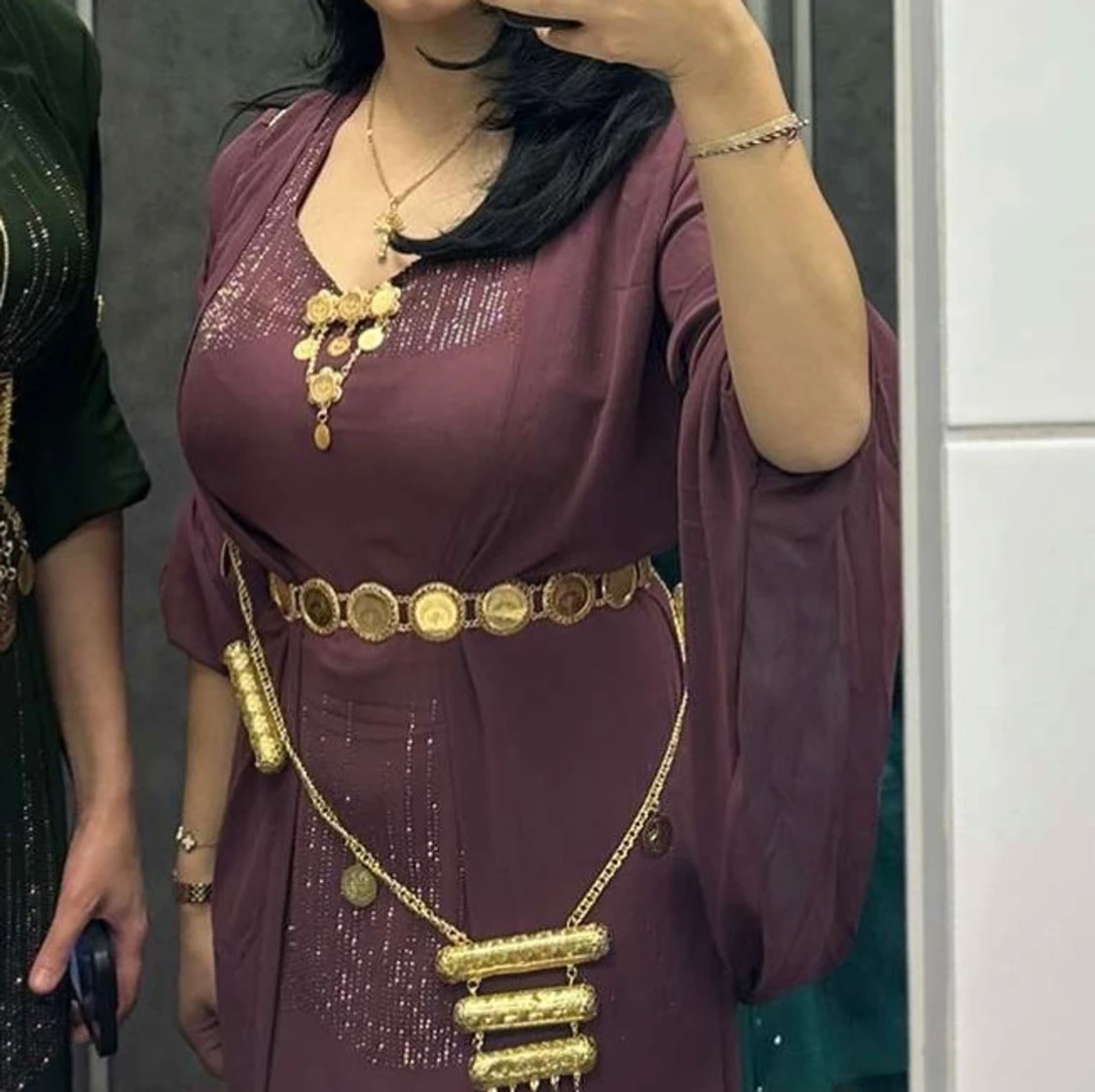 Vinröd klänning med gulddetaljer - 91