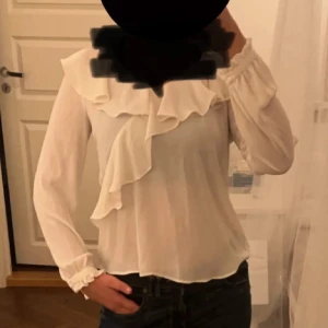 En vit blus - Det är en vit blus som är lite genomskinlig den är jätte fin och inte använd 