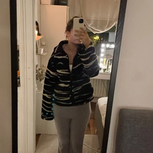 Teddy jacka  - Säljer den här populära Teddy jackan i storlek S. Har knappt använt den