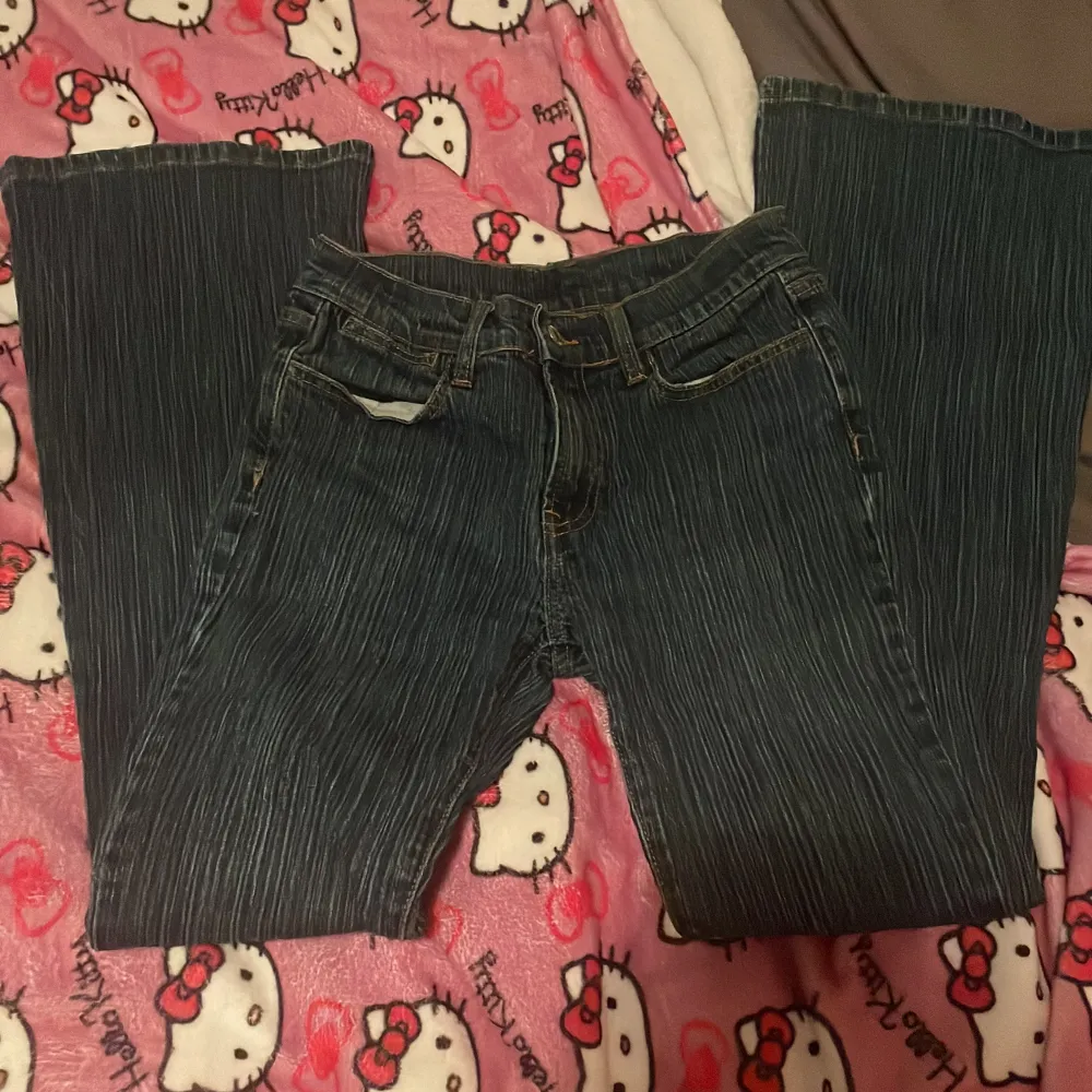 Säljer ett par snygga randiga jeans från brandy Melville. Galt i storlek S. De är i bra skick och gjorda av 99% bomull och 1% elastan för en bekväm passform. Perfekta för både vardag och fest!. Jeans & Byxor.