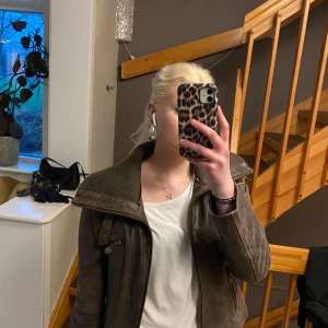 Brun skinnjacka med päls från Rock'n Blue - Säljer en brun skinnjacka i äkta läder från Rock'n Blue i storlek 38. Jackan har en mysig pälsdetalj vid kragen och dragkedjor på fickorna. Pälsen är avtagbar så att du kan välja jackans utseende själv. Lite missfärgningar på framsidan (se bild) men inget som direkt syns om man inte kollar noga