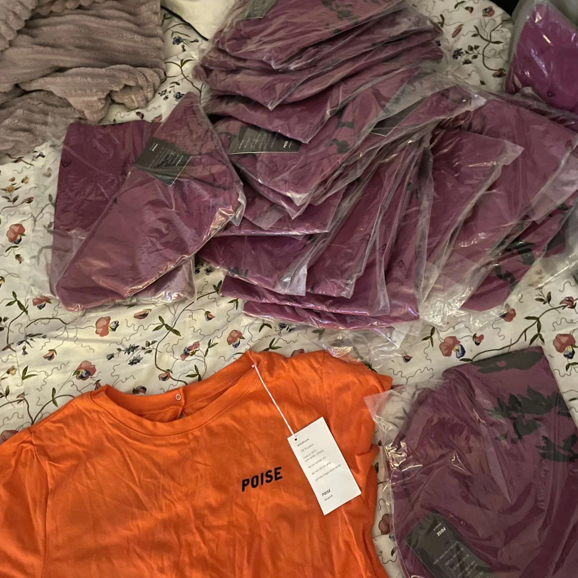 Orange och lila t-shirts från Poise