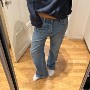 Säljer dessa sjukt snygga baggy jeansen!! - Säljer mina super snygga bagge jeans som verkligen passar till allt!!! Älskar färgen och modellen, stl 30 men passar perfekt på mig som oftast använder stl 36