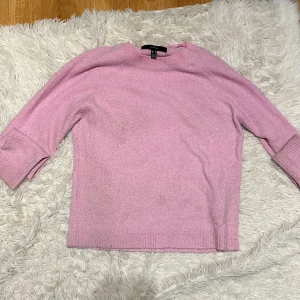 Rosa stickad tröja från H&M - Mysig rosa stickad tröja från vero Moda i bra skick. Den är lite smutsig vid armen och därför säljer jag den för lågt pris💕