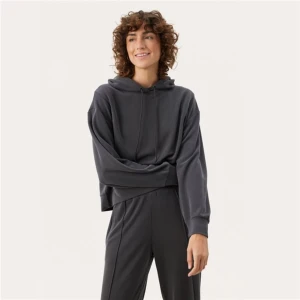 Mörkgrå hoodie från H&M - Säljer en bekväm mörkgrå hoodie. Den har en klassisk design med en stor ficka fram och justerbar dragsko i huvan. Perfekt för mysiga dagar eller en avslappnad stil. Passar till allt och är ett måste i garderoben! Den saknar tyvärr ett av metallhöljerna till änden av dragskon.💙