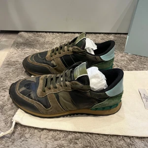 Valentino rockrunners - Marknadens fetaste sko, Valentino rockrunner! Storlek 42. Bra skick. Ny pris 8000kr. Medföljer dustabag. Perfekta inför vintern