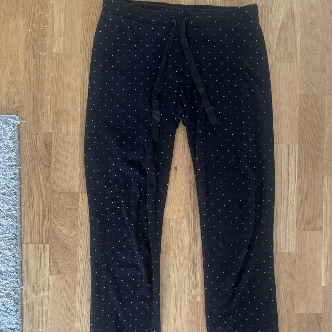 Svarta mjukisbyxor med prickigt mönster🎄❤️