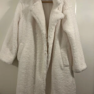 Vit teddyjacka från Bik Bok - Mysig vit teddyjacka från Bik Bok i storlek S. Perfekt för kalla dagar med sitt fluffiga material och långa ärmar. Jackan har en avslappnad passform och är supertrendig för höst och vinter. Ett måste för garderoben om du älskar att hålla dig varm och stilren! 🐻❄️