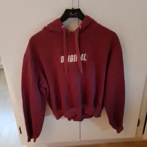 Vinröd hoodie med original skriven på den från H&M Divided. Inga hål eller något speciellt tecken på användning.   Katt finns i hemmet