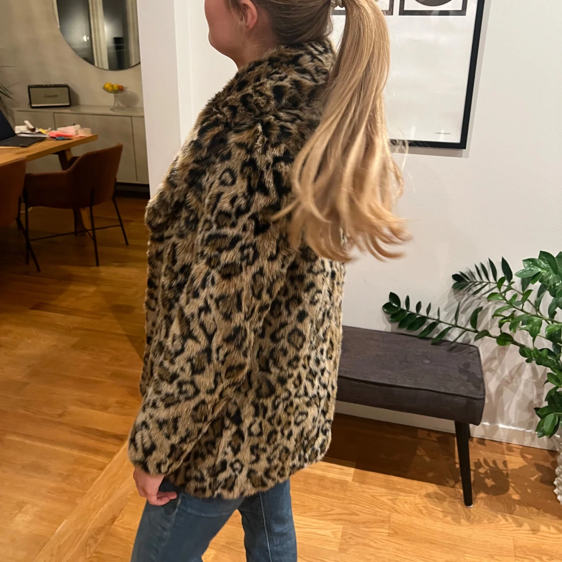 Leopardmönstrad pälsjacka