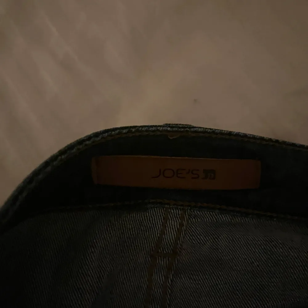 Lågmidjade bootcut jeans! Ordinarie pris är 1400 men jag köpte second hand och säljer pågrund av att de är för små för mig. Bra skick, Passar XS och S, dock lite korta på mig som är 170. Hör av er om ni har några frågor!💗. Jeans & Byxor.