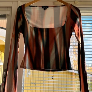 Randig långärmad topp från Boohoo - Säljer en superfin långärmad topp från Boohoo. Toppen har en fyrkantig urringning och är perfekt för höst. Den är i bra skick och passar både till vardags och fest.