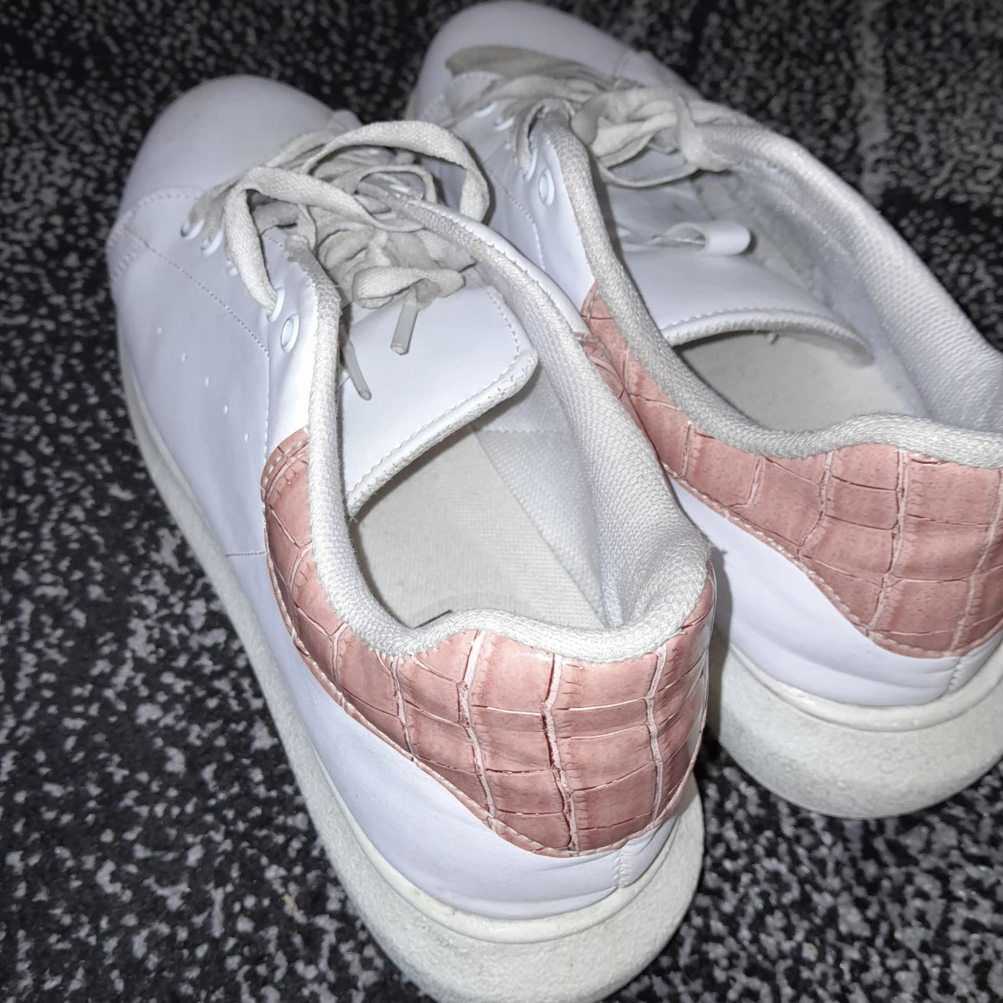 Vita sneakers med rosa detaljer - 90