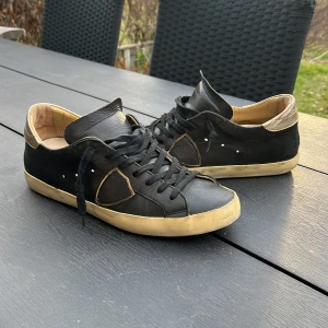 Philippe modell skor - Tjenare! Jag säljer ett par fräscha svart,guld/brons färjade philippe modell dojer i storlek 41 men passar även 42!💯skick 7/10 om det är något du undrar så tveka inte på att höra av dig!😃