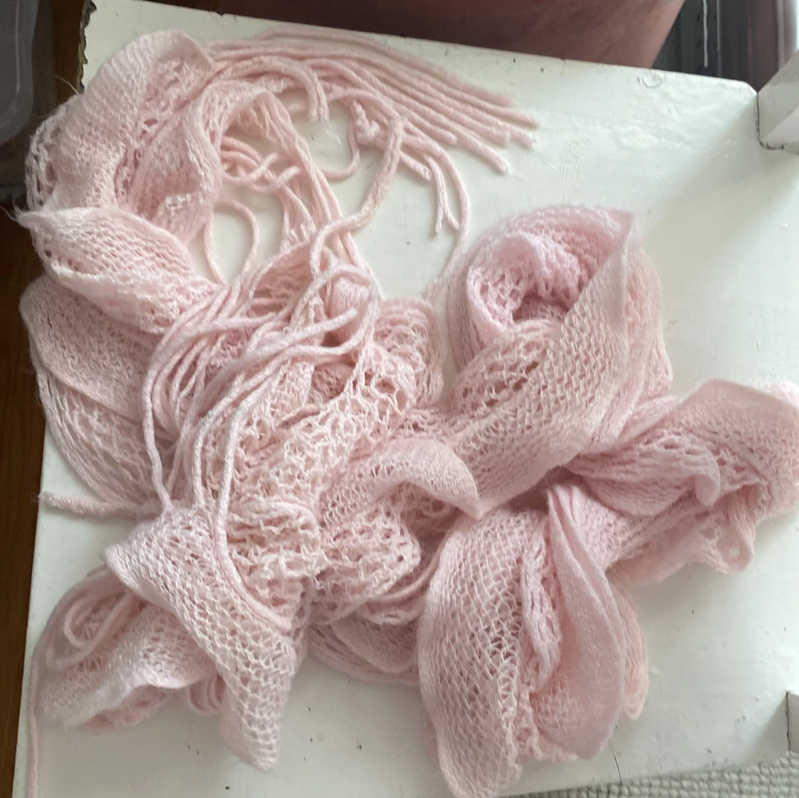 Rosa stickad halsduk