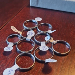 Enkla silverringar i olika storlekar - Säljer flera stilrena silverringar i olika storlekar. Perfekta för både vardag och fest! De är i nytt skick och har en klassisk design som passar alla tillfällen. Välj din storlek och bär dem som de är eller kombinera flera för en trendig look. Storlek:15,16,18,21,24,27 Pris: 60:-/Styck 