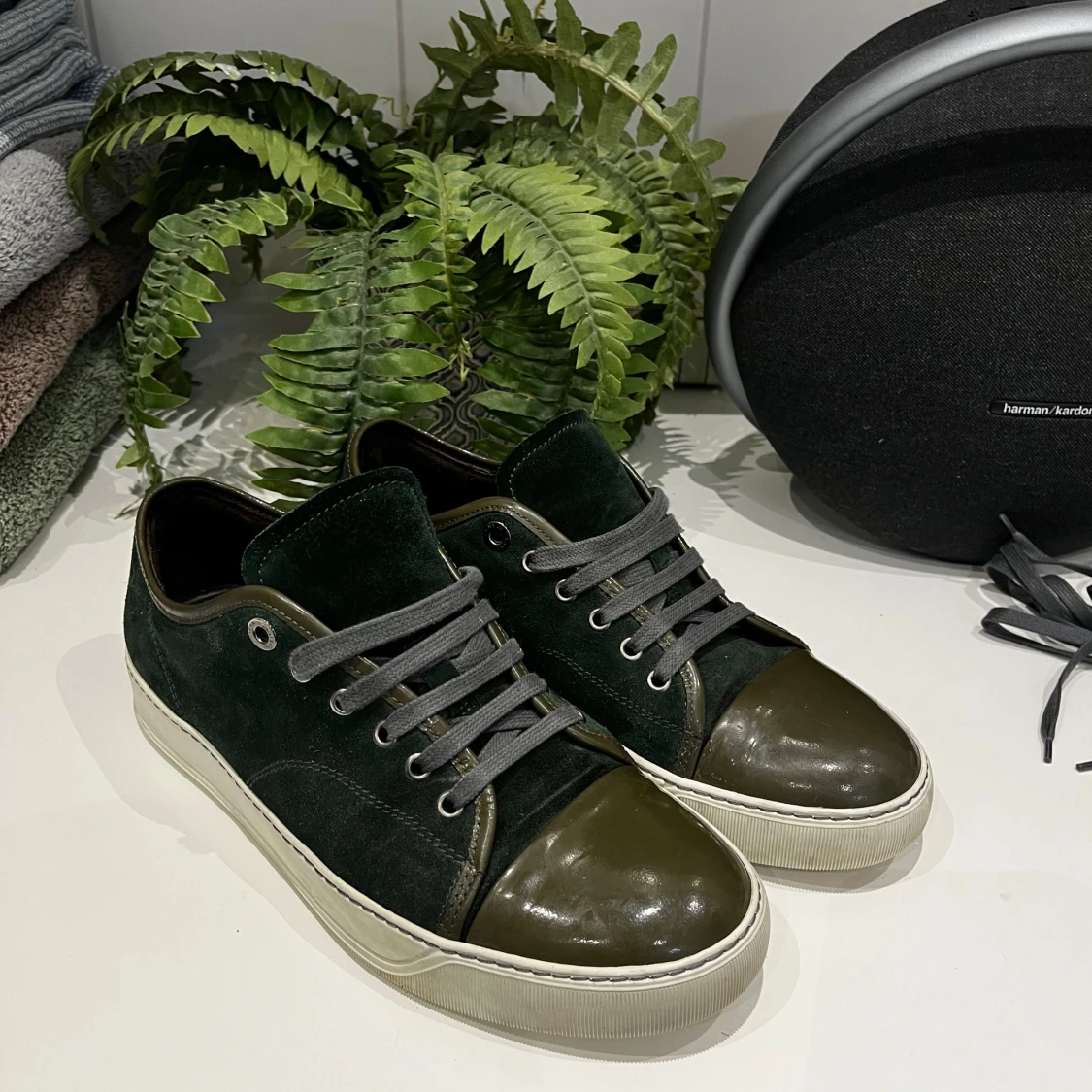 Gröna sneakers med snörning